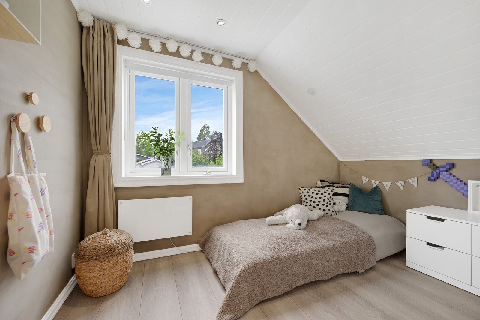 Soverom nr. 2 i andre etasje (ikke søkt om) med god plass til seng og nattbord Galleribilde