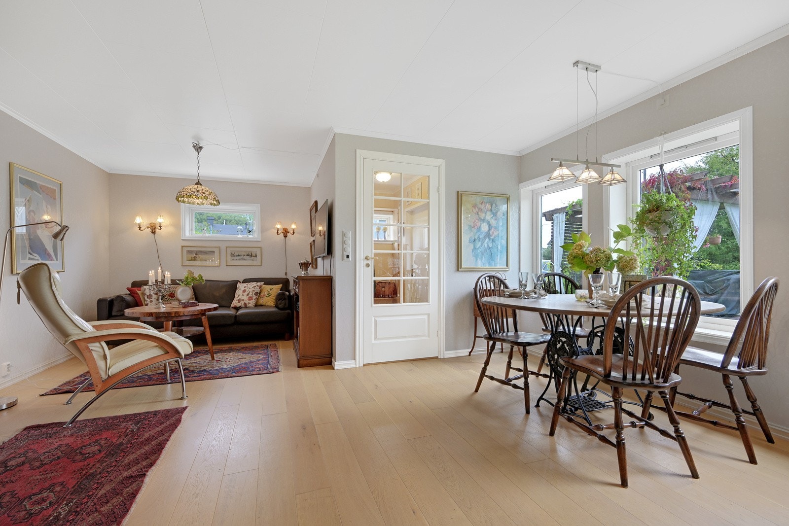 Her har man en romslig stue med fin naturlig belysning og en luftig planløsning Galleribilde