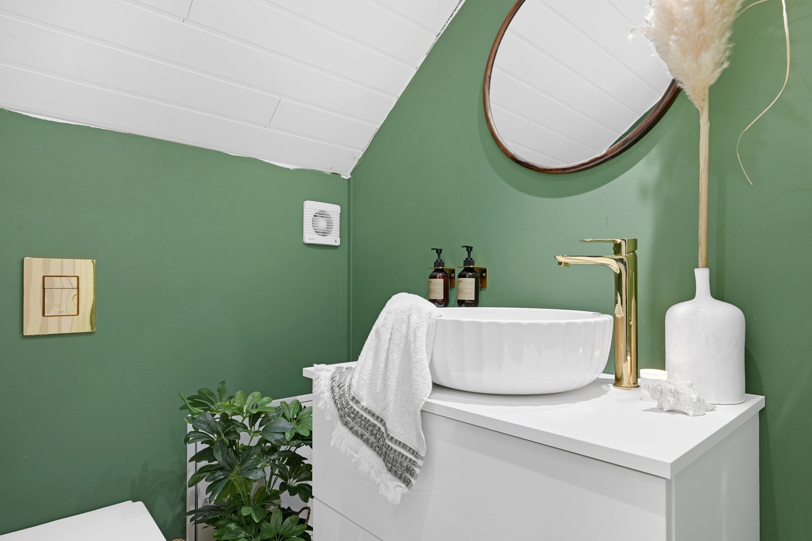 Toalettrom i 2 etg med servant i innredning og klosett Galleribilde