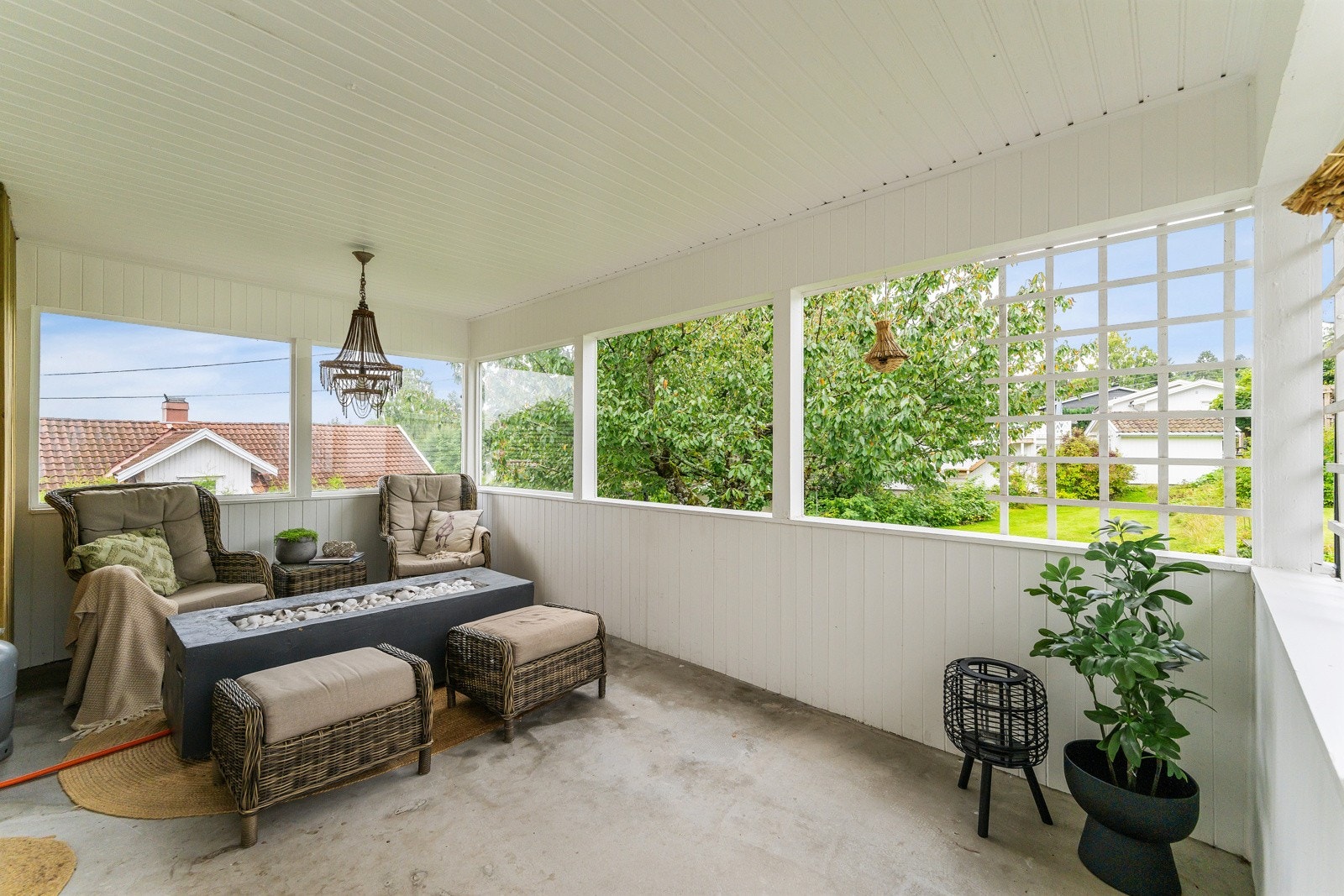 Flott overbygd uteareal med god plass til møblement. Her kan terrasse nytes både sommer og vinter Galleribilde