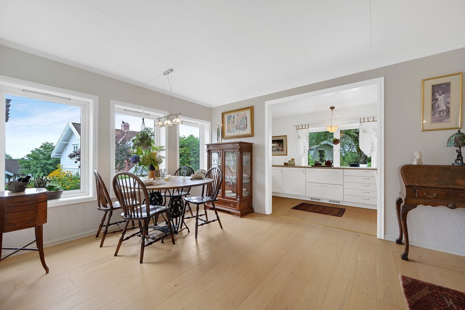 Denne etasjen fungerer som en egen boenhet med egen entrè og trapp opp til 2. etasje Galleribilde