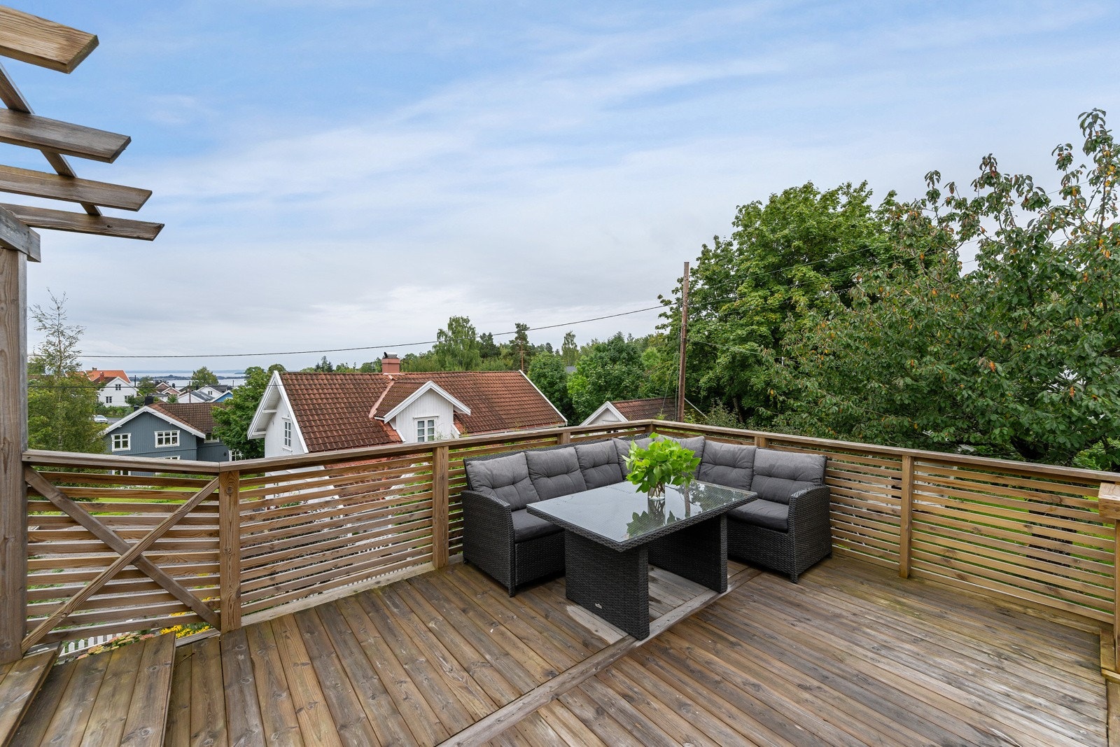 Når solen er på topp kan man trekke seg ut på en romslig terrasse med sjøgløtt Galleribilde