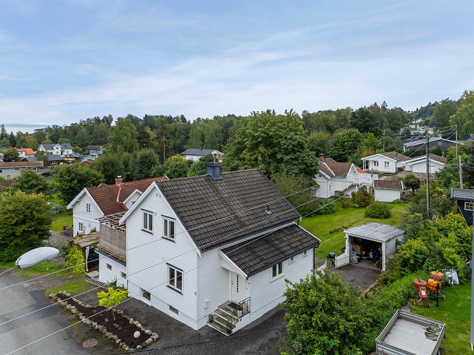 Hvitsteinbakken er et sentralt boligområde med gåavstand til skoler og barnehager, samt kort vei til fjellheisen som tar en ned til Holmestrand stasjon på kort tid Galleribilde