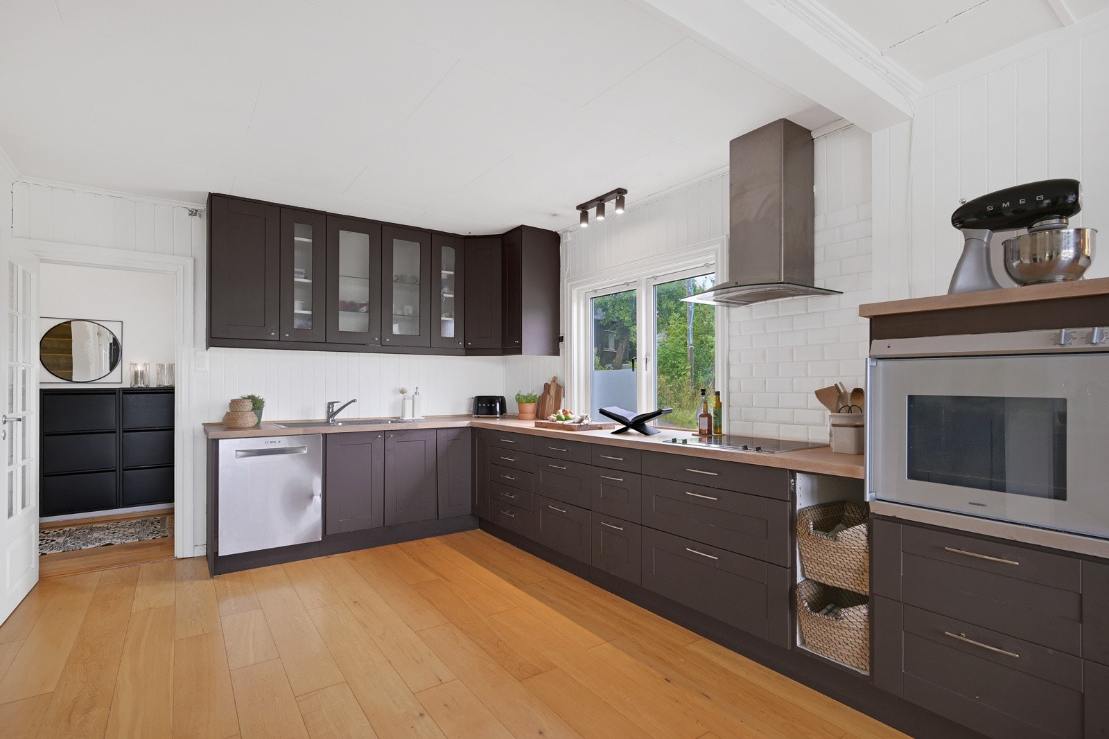 Her har man nok av skapplass og integrerte hvitevarer i en moderne innredning Galleribilde