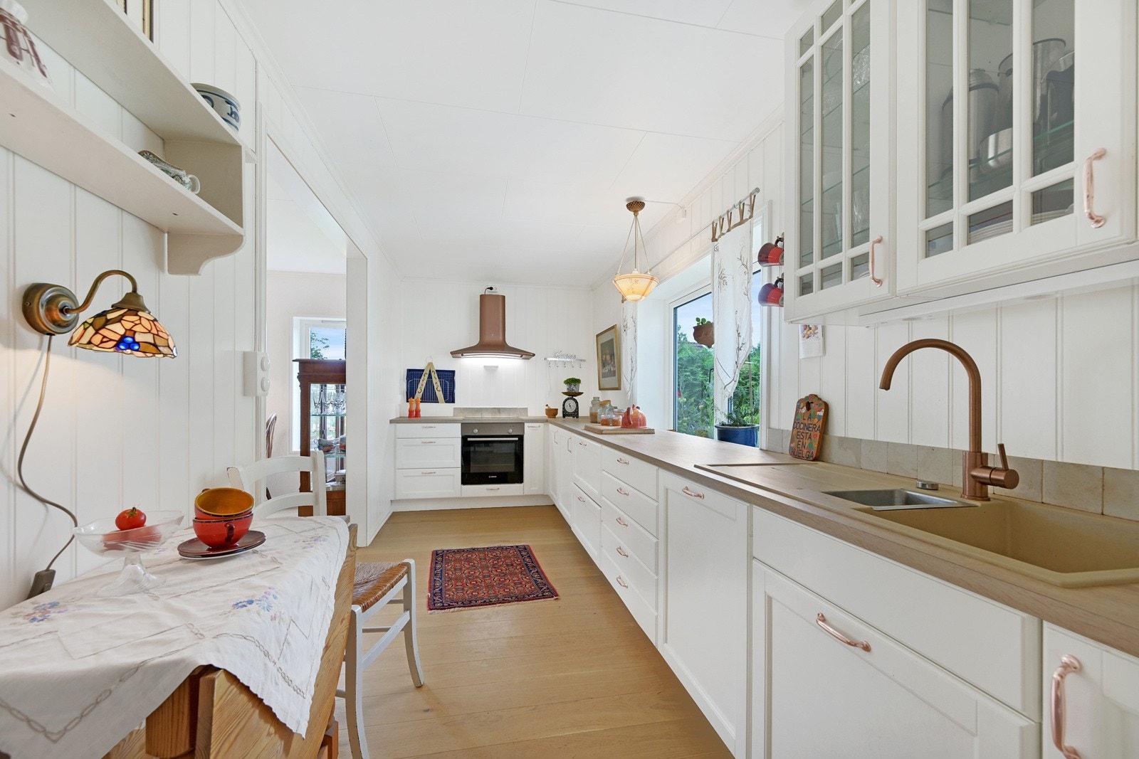 Boligen er vesentlig påkostet med oppussing av flater, bad, vaskerom og kjøkken i underetasjen i 2018/2019 Galleribilde