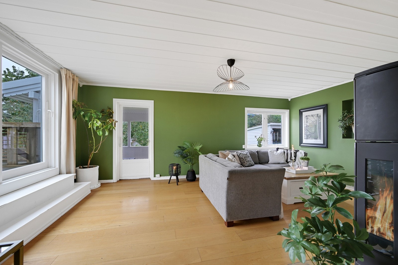 Legg merke til den stilige trappen som fører ut til en balkong som delvis er overbygd med pergola! Galleribilde