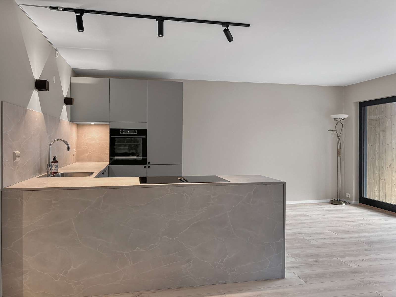 Kjøkkenet er fint og moderne med god benkeplass. Galleribilde