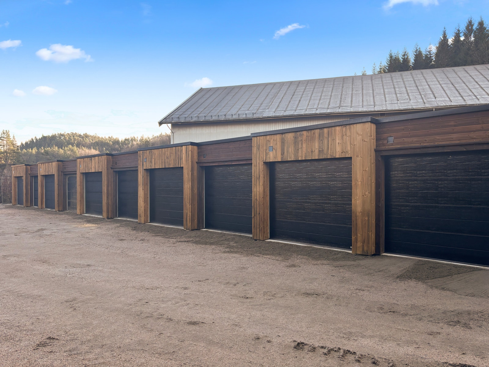 Det er egen garasje som tilhører leiligheten. Galleribilde