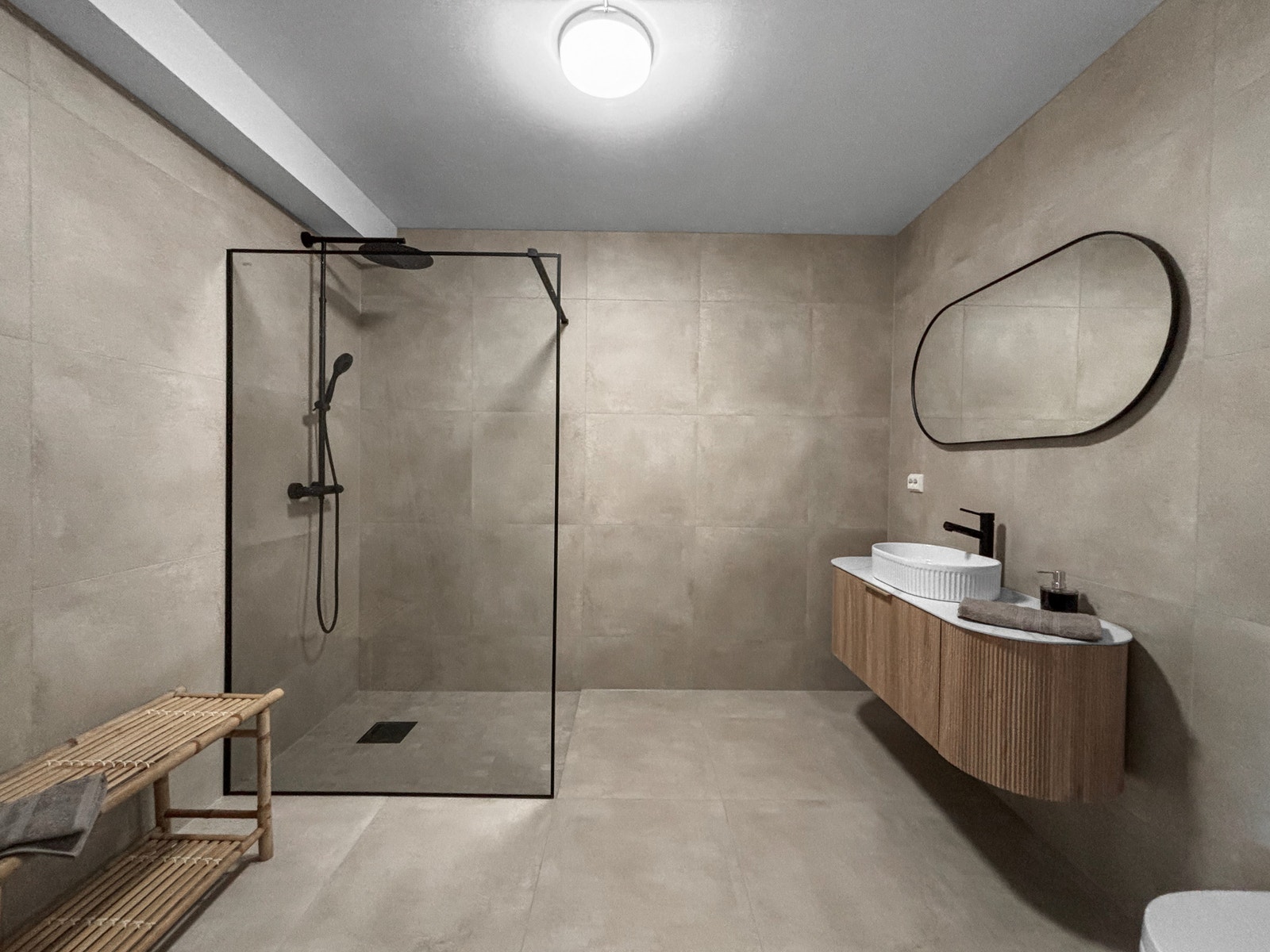 Romslig og fint baderom med 60x60 flis på gulv og vegger. Galleribilde