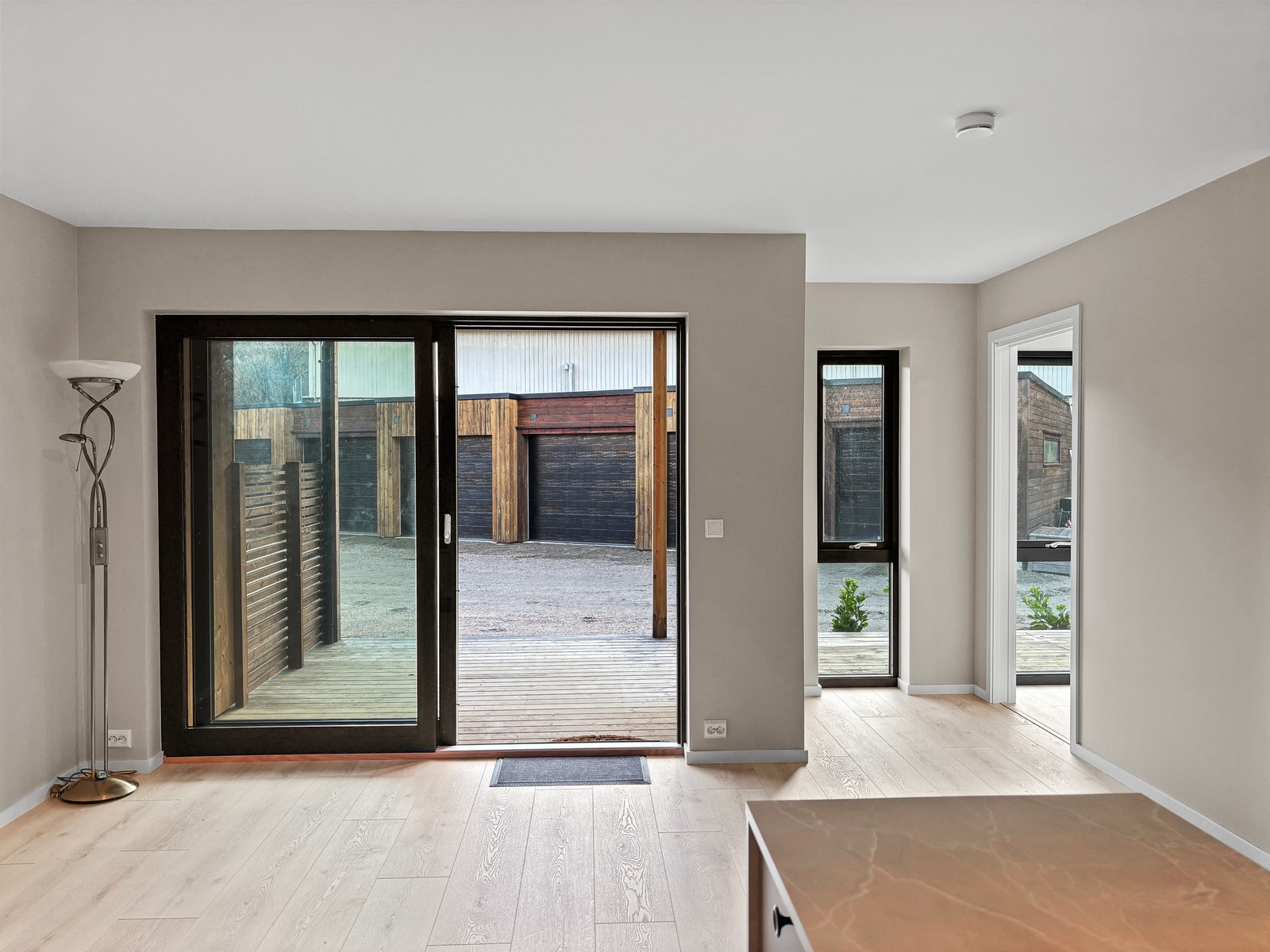 Leiligheten har en romslig terrasse med god plass til utemøbler. Galleribilde