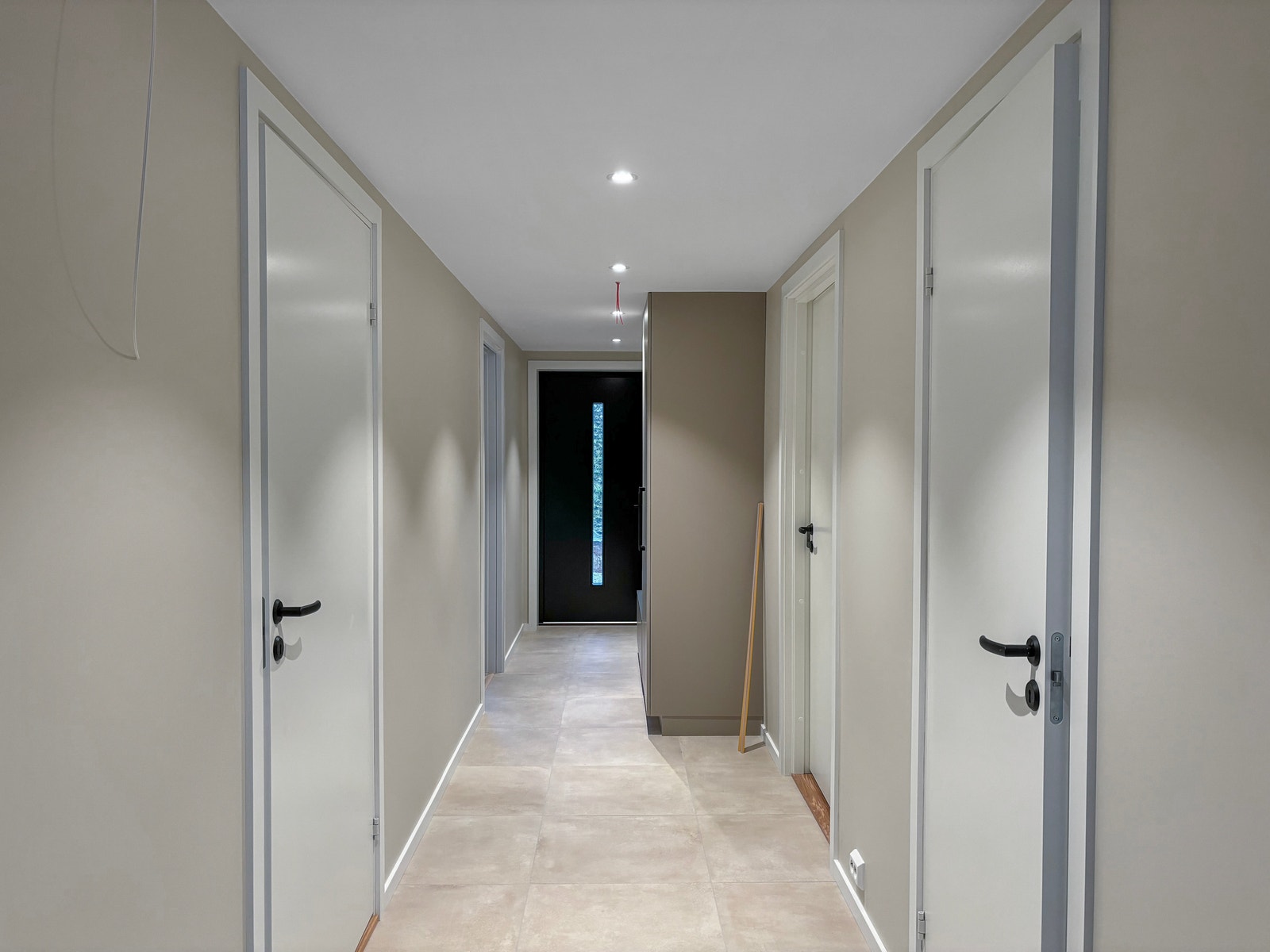 Fint flislagt inngangsparti med garderobeskap. Galleribilde