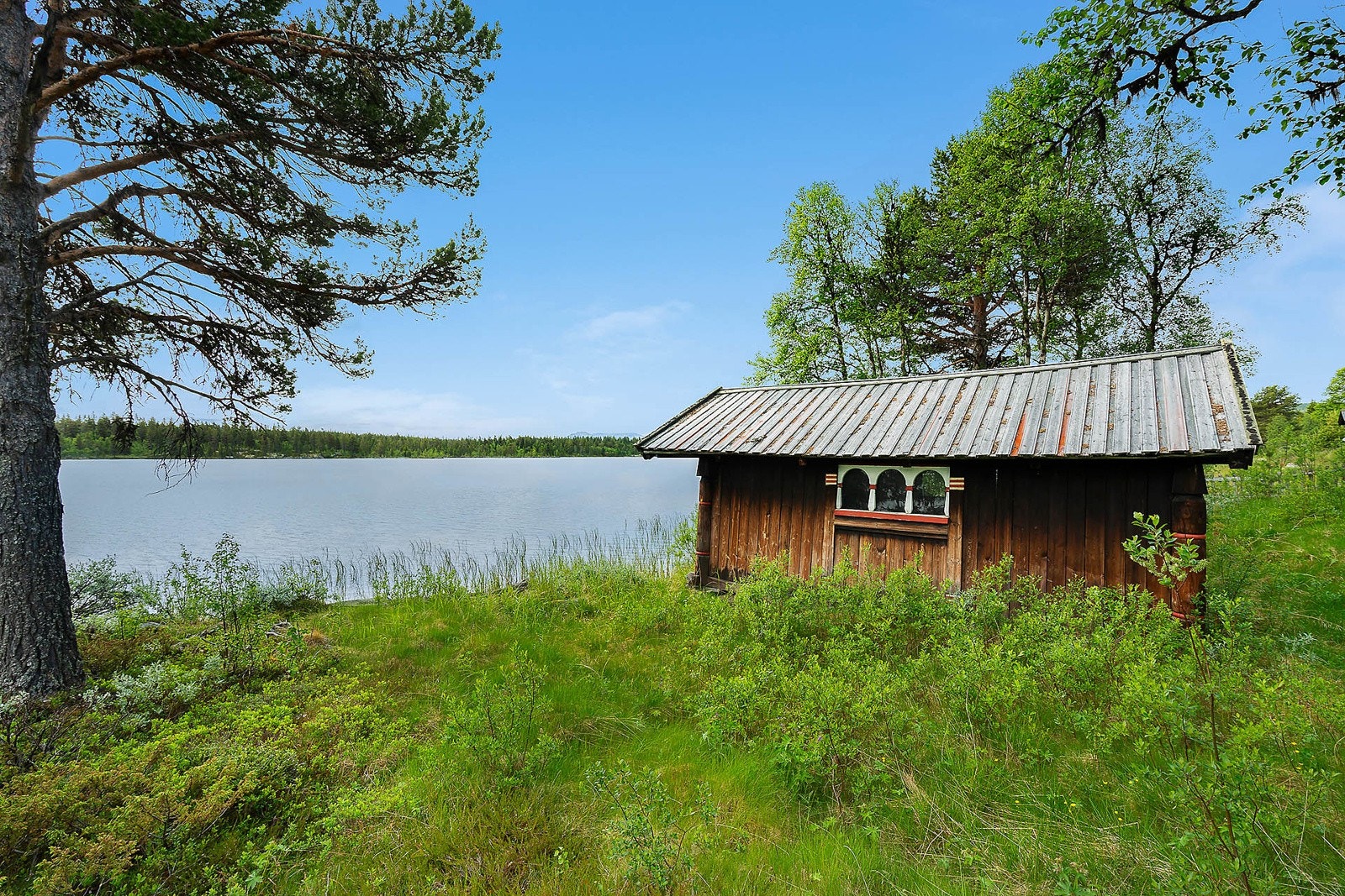 På eiendommen har du hovedhytta, ''veslehytta'', stabbur, naust og dobbeltgarasje. Galleribilde