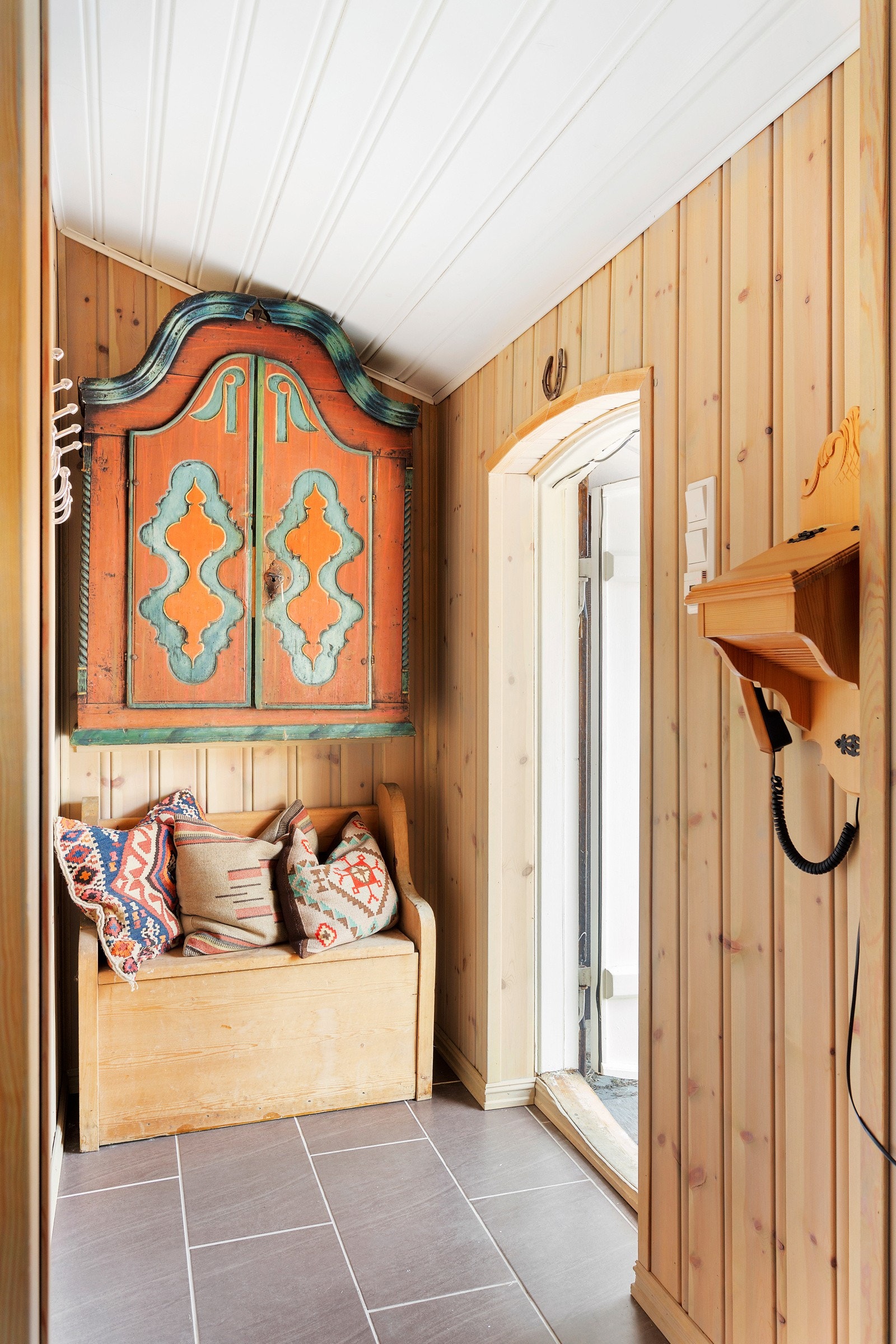 Det er enkelt med av- og påkledning i entréen. Galleribilde