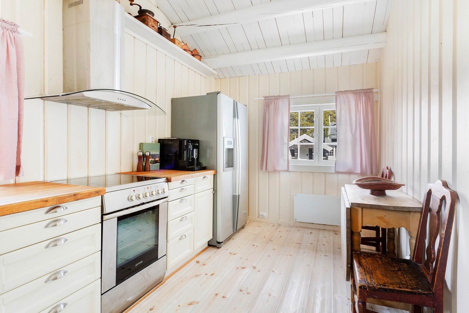 Kjøkkenet har mye benkeplass og avtrekk ut av rommet. Galleribilde