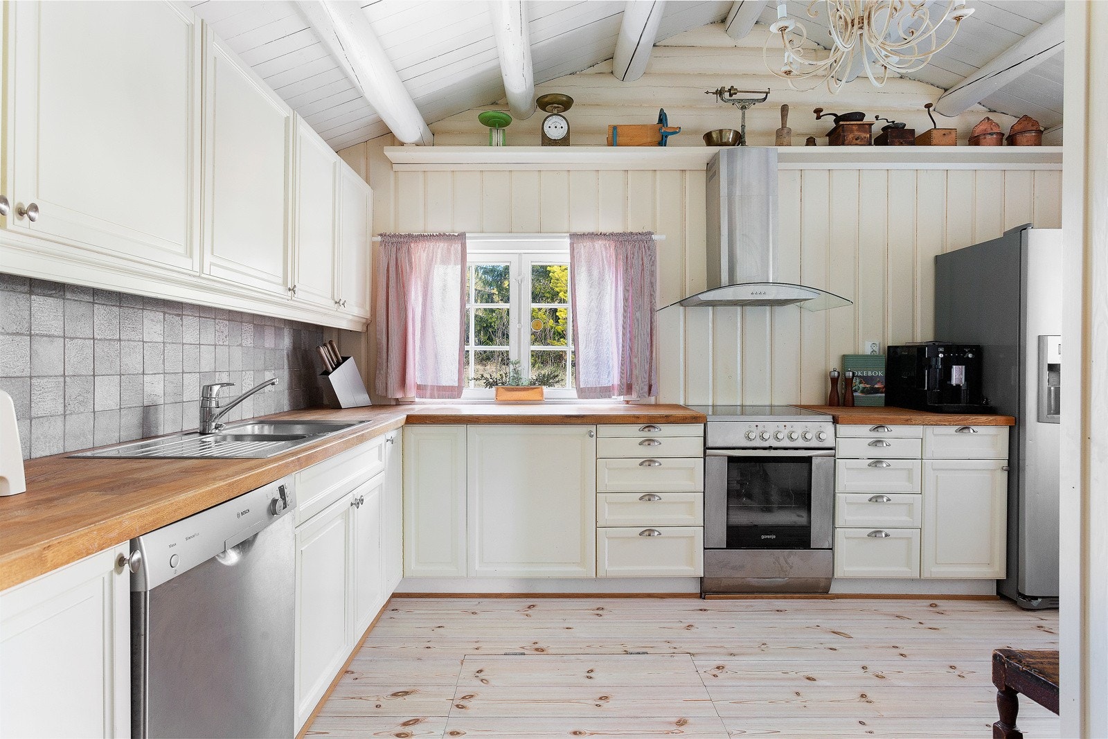 Kjøkkenet har god arbeidsplass og rikelig med muligheter for oppbevaring. Galleribilde