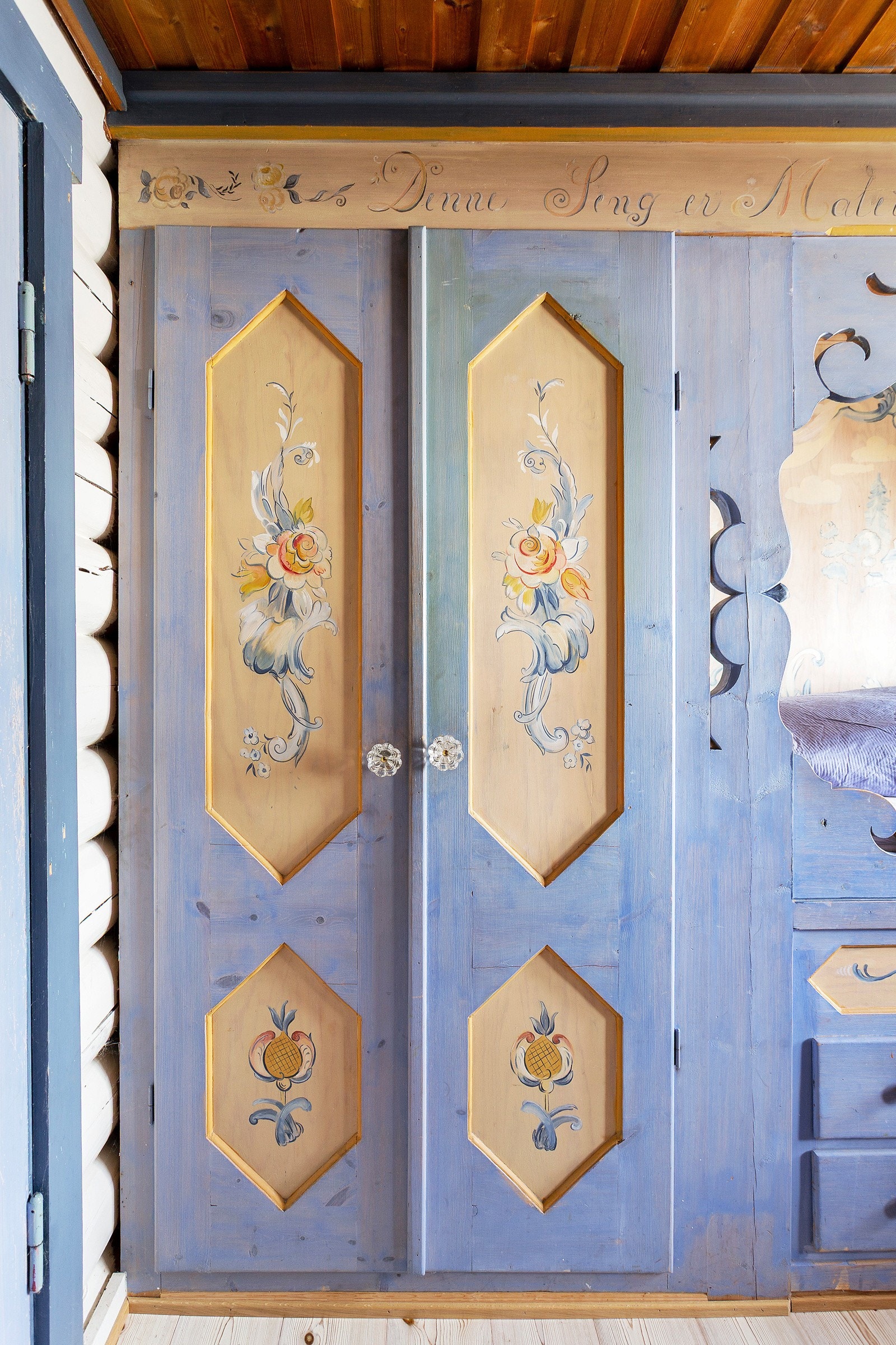 Det er mye lagringsplass bak nydelige skapdører. Galleribilde