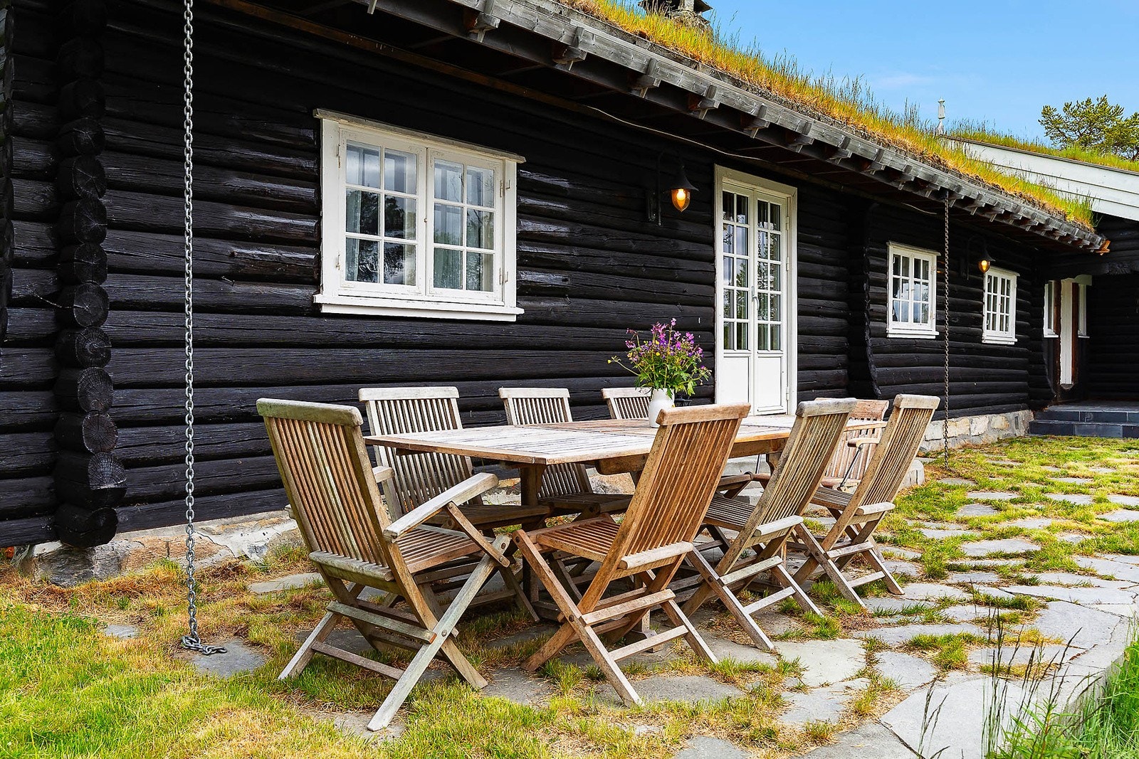 Fra hytta er det direkte adkomst til en hellelagt uteplass på ca. 55 kvm. Galleribilde