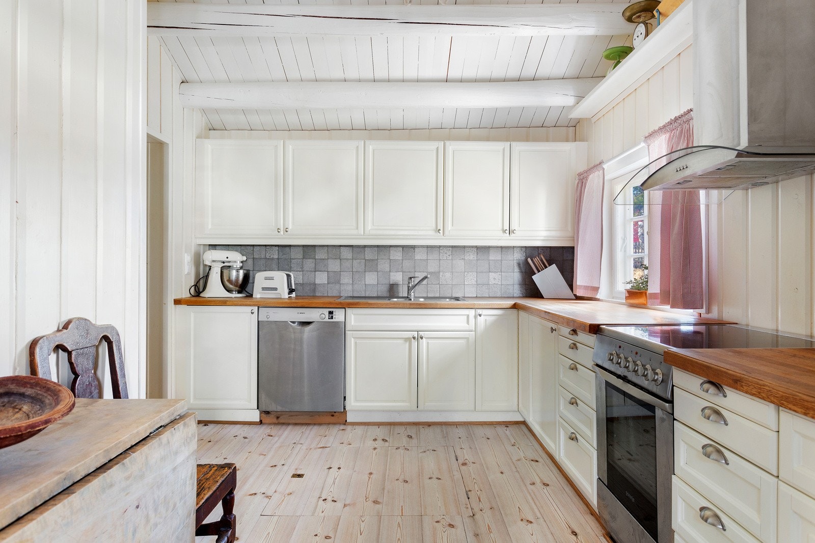 Oppvaskmaskin, komfyr/stekeovn og kjøl/frys følger hytta. Galleribilde