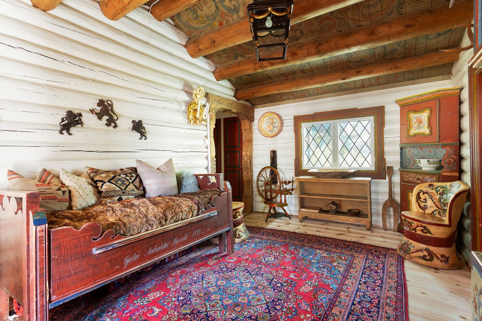 Hytta og veslehytta ble bygget ca. 1939. Galleribilde