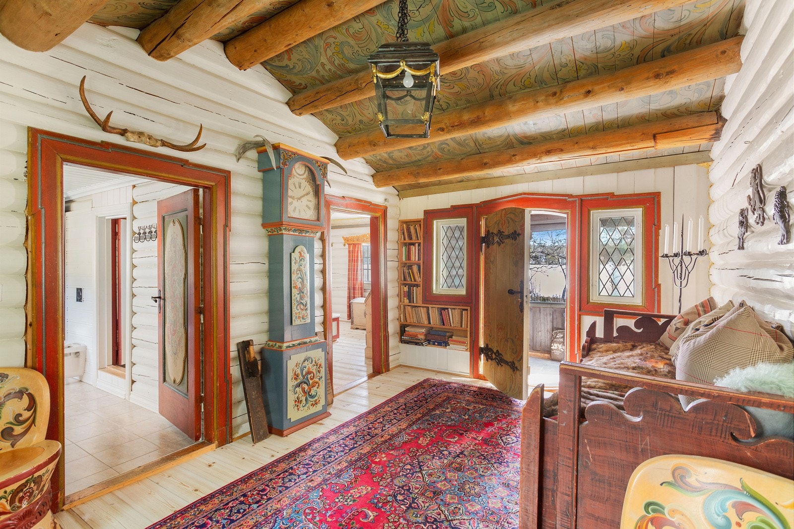 Det er et eget "bibliotek" i hytta. Galleribilde