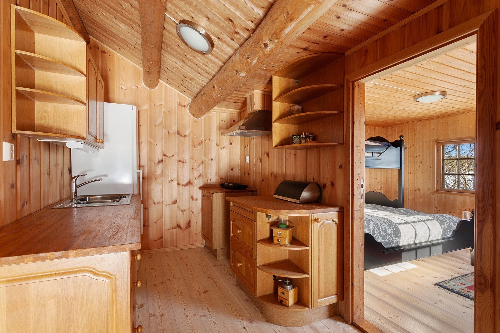 Det er kjøkken i begge hyttene. Her fra veslehytta. Galleribilde