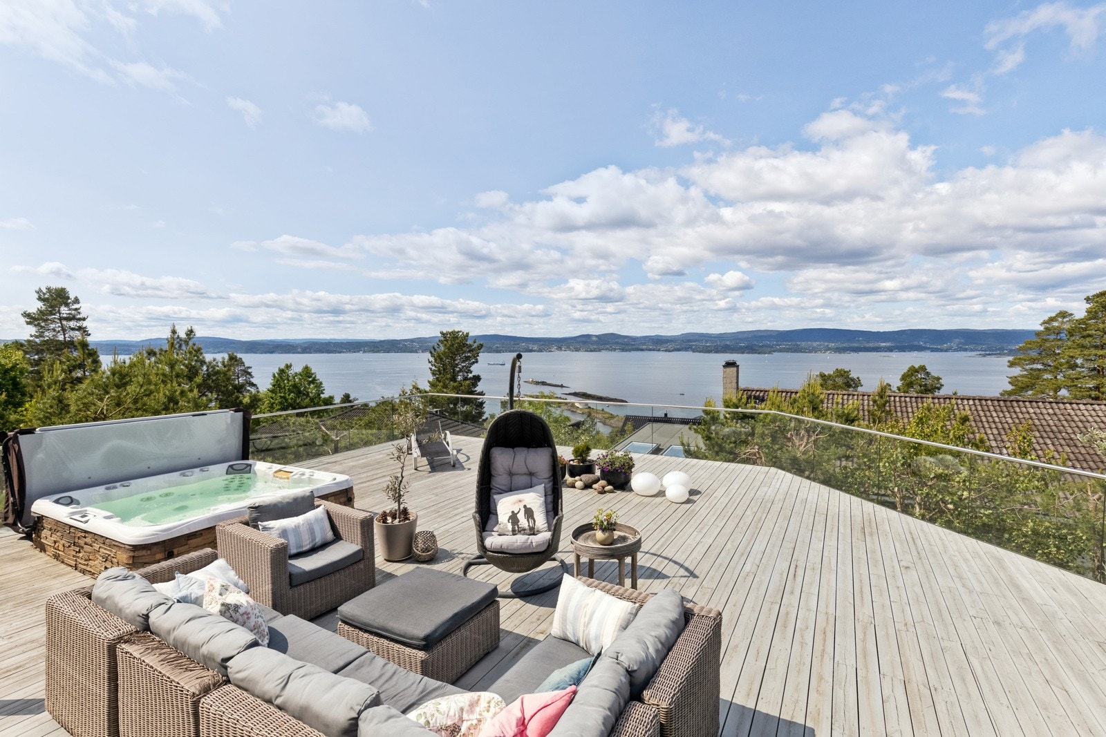 Mange gode uteplasser, fantastisk utsikt og mulighet for sol fra tidlig morgen til sene kveld Galleribilde