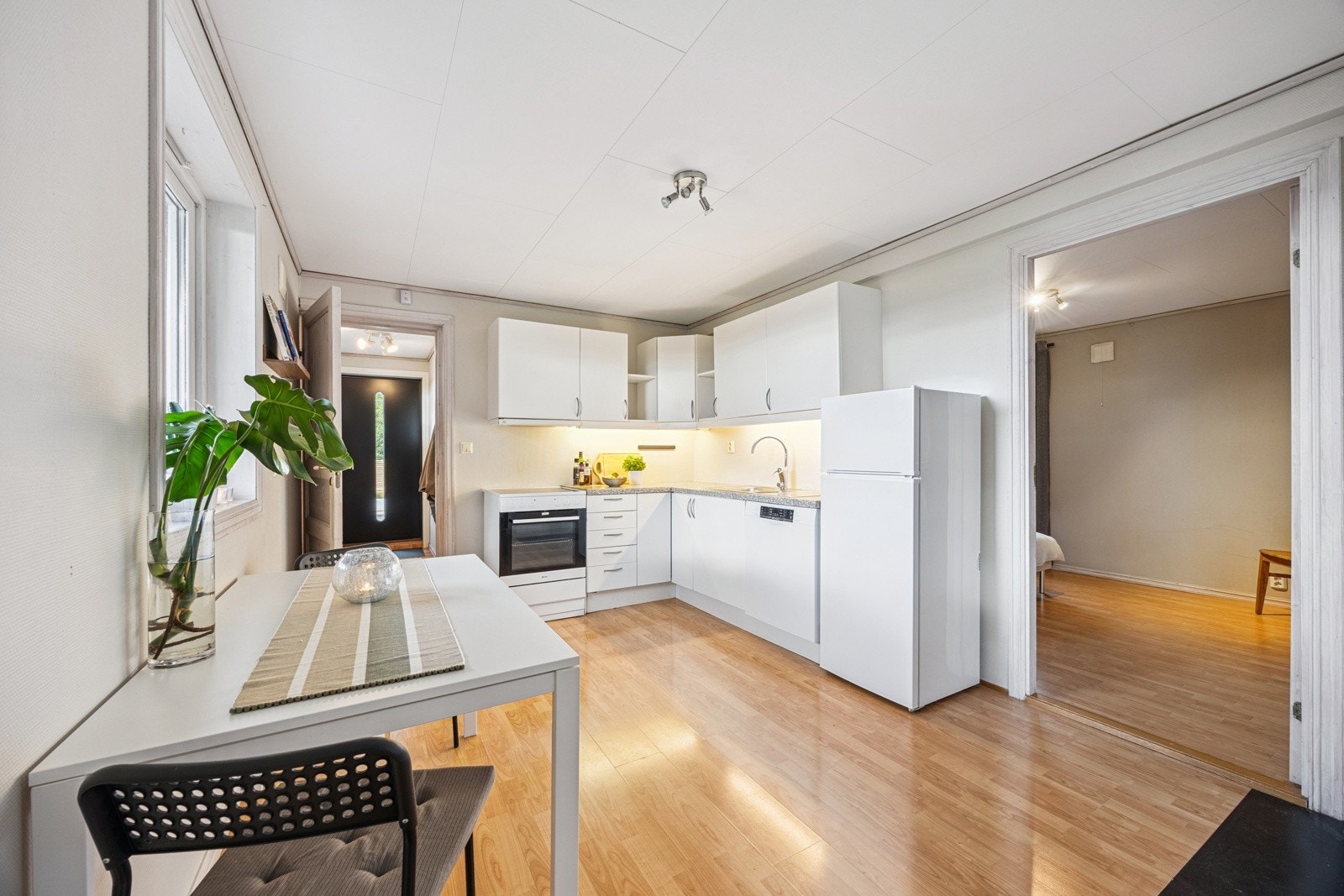 Hybelen har egen inngang og fremstår som en selvstendig boenhet, leies p.t. ut for kr. 12.500,-/mnd. Galleribilde