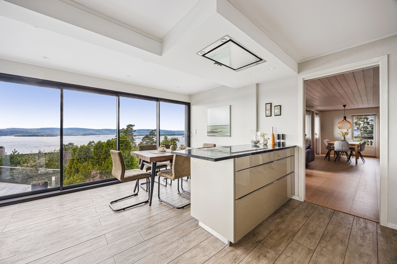 En takmontert kjøkkenventilator med kanal ut sikrer god ventilasjon Galleribilde