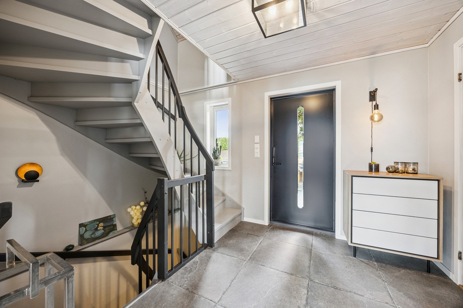 Velkommen inn i en romslig og innbydende entré som gir et godt førsteinntrykk av boligen Galleribilde