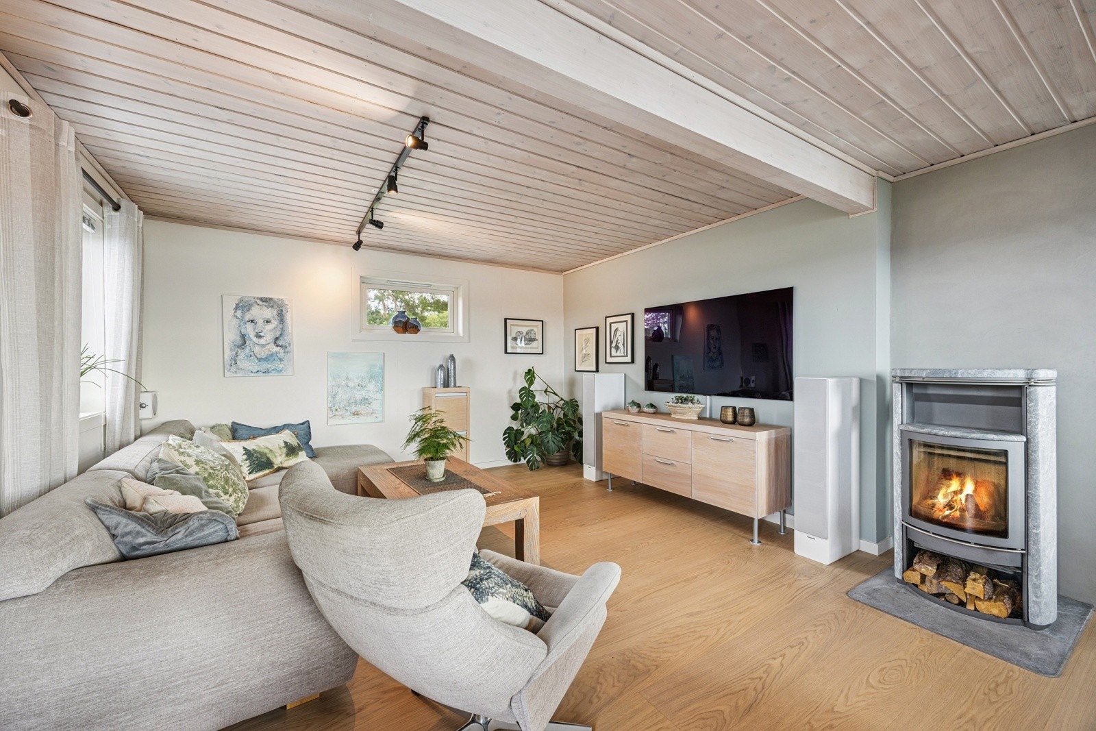 Midt i stuen finner du en vakker klebersteinspeis som gir både varme og karakter. Galleribilde