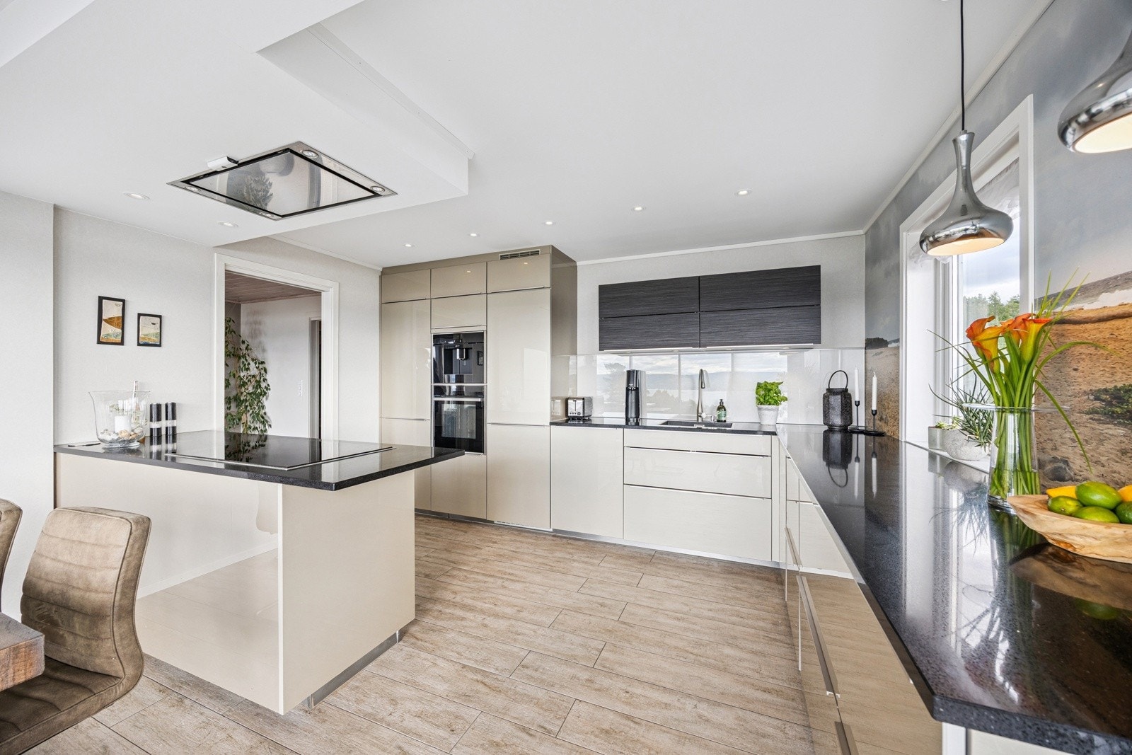 Alt er gjennomført i lyse og tidløse materialer som gir kjøkkenet en eksklusiv og harmonisk atmosfære. Galleribilde