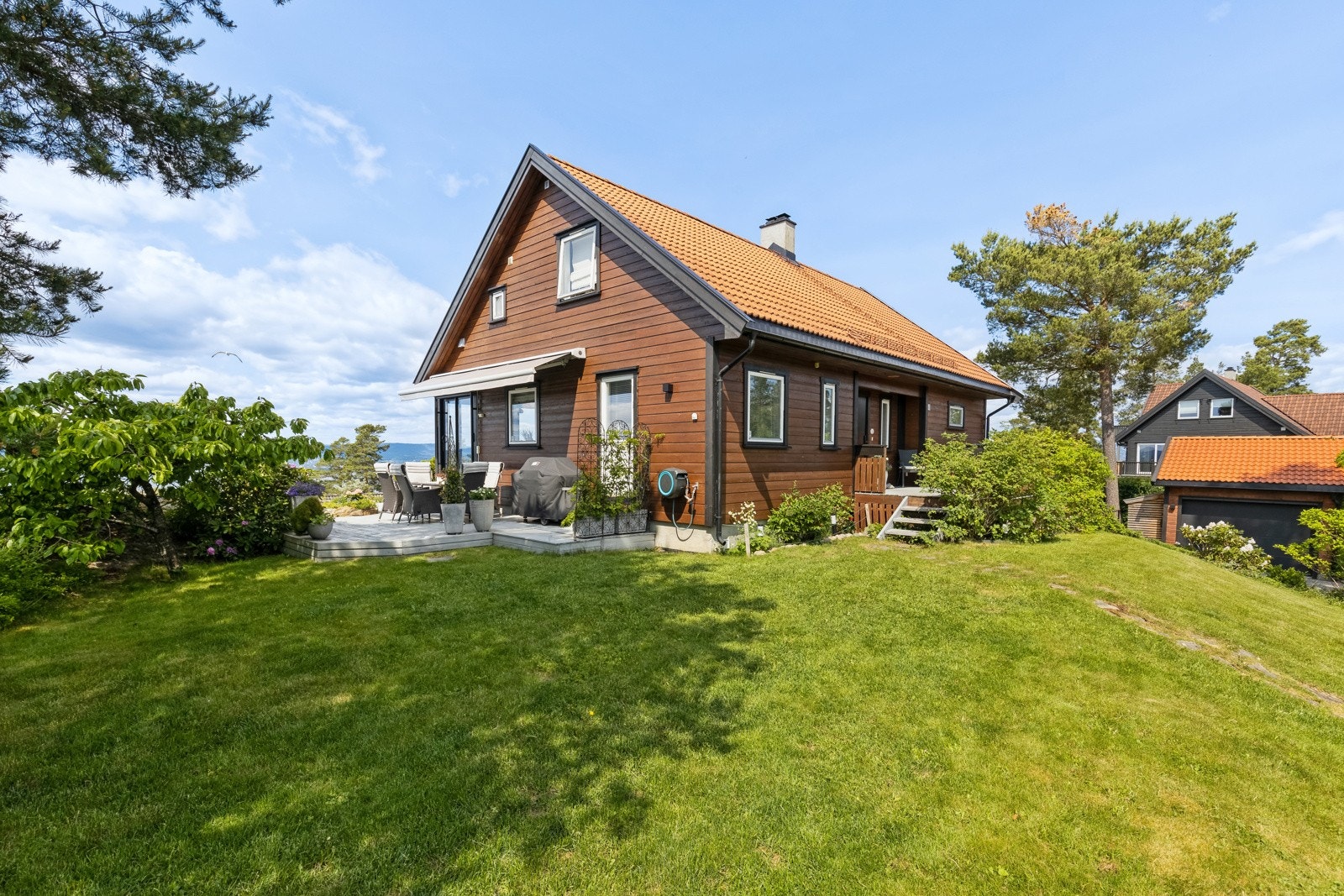 Boligen er bygget i bindingsverks konstruksjon med en fasade av liggende kledning Galleribilde