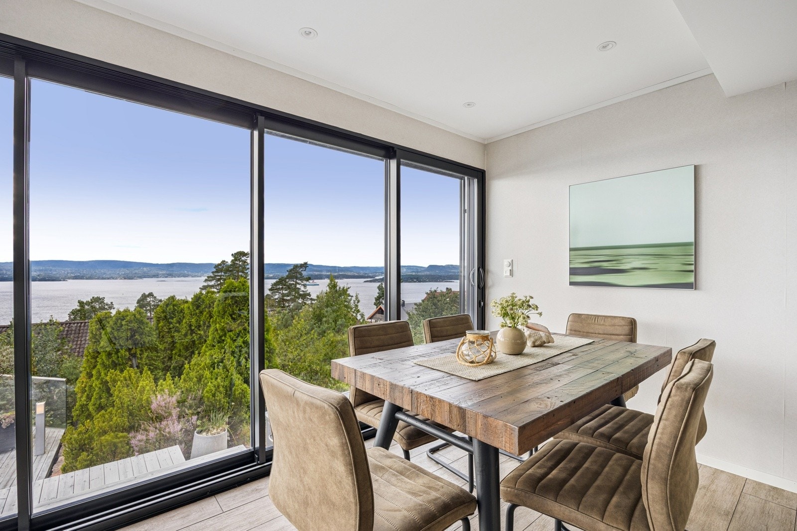 Kjøkkenet er et naturlig samlingspunkt i boligen - stort, lyst og lekkert utformet med fokus på både design og funksjonalitet. Galleribilde