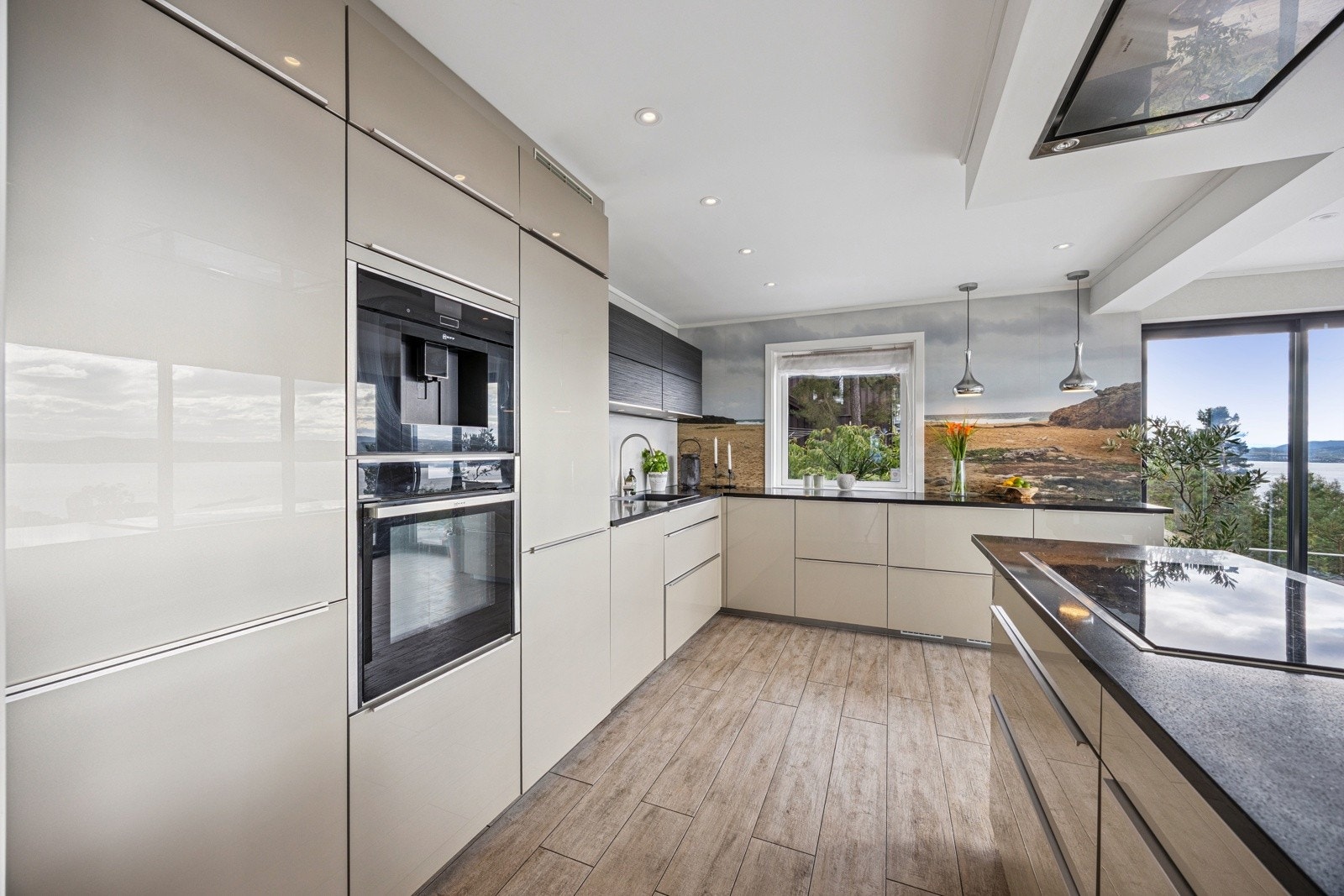 Stort og stilrent kjøkken med panoramavinduer og moderne løsninger. Galleribilde