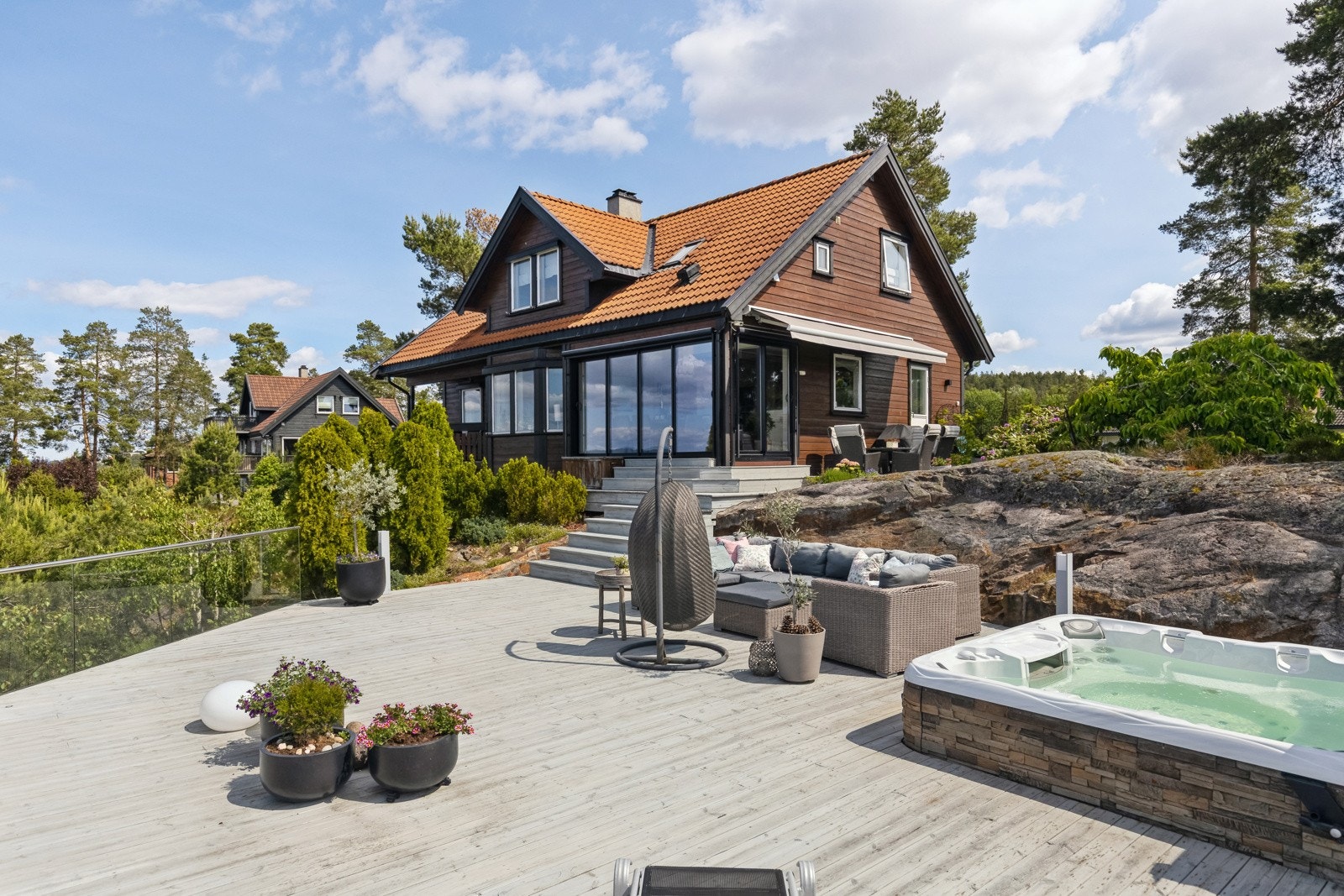 Solrik, eiendom med en fantastisk 180 graders utsikt. Eiendommen ligger i rolig blindvei. Galleribilde