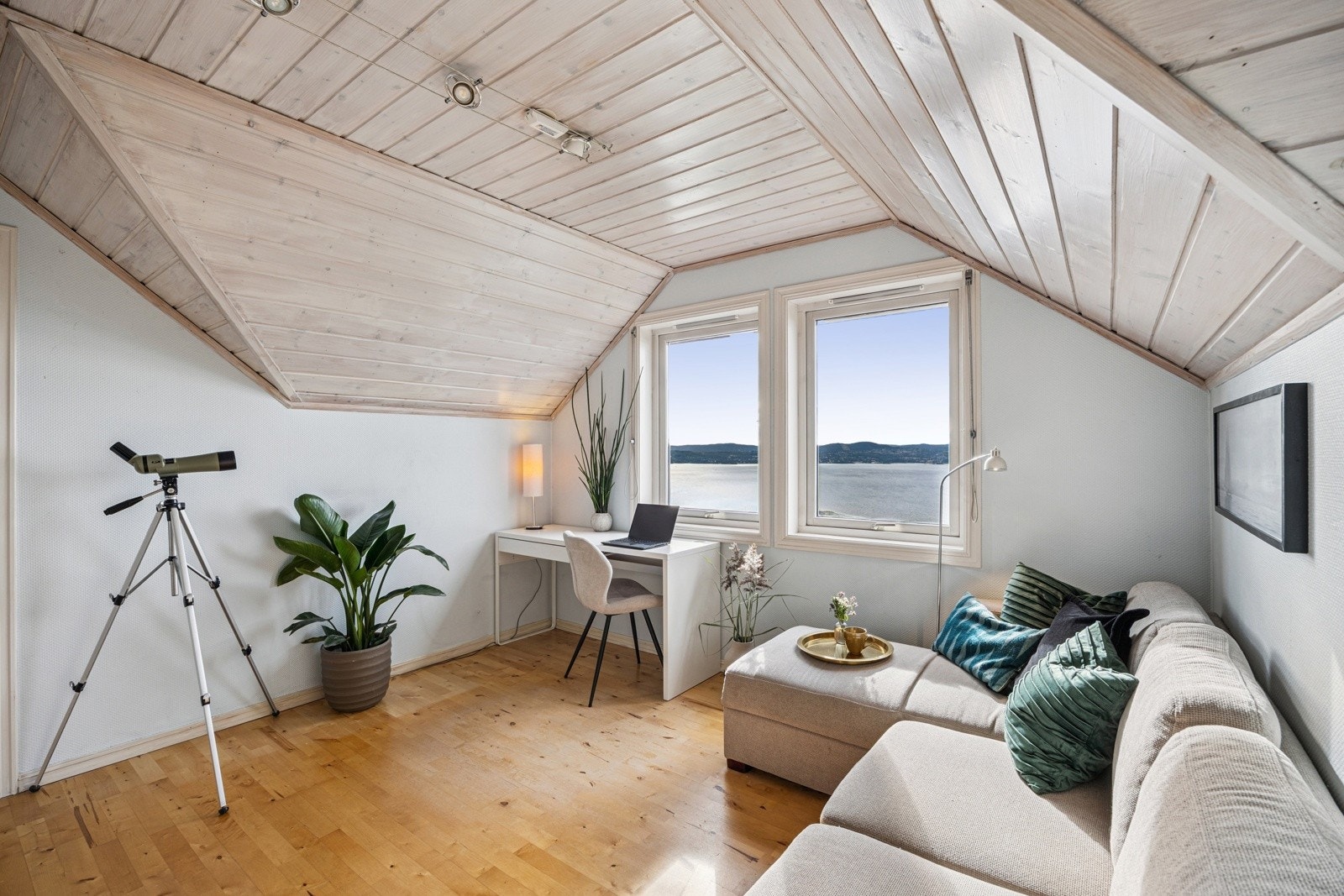 Lys og trivelig loftstue med skråtak og fantasitk utsikt. Galleribilde