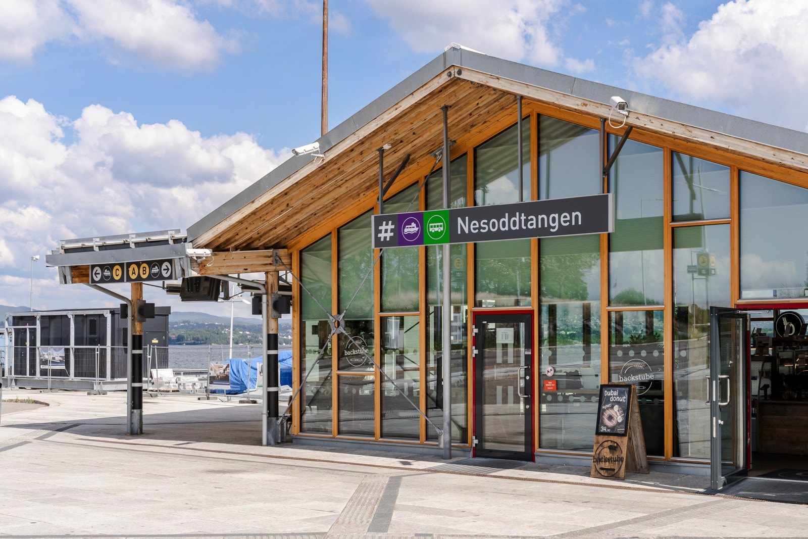 Fra Nesoddtangen Brygge går det hurtigbåten til Lysaker på ca. 9 minutter og til Aker Brygge på ca. 20 minutter. Galleribilde