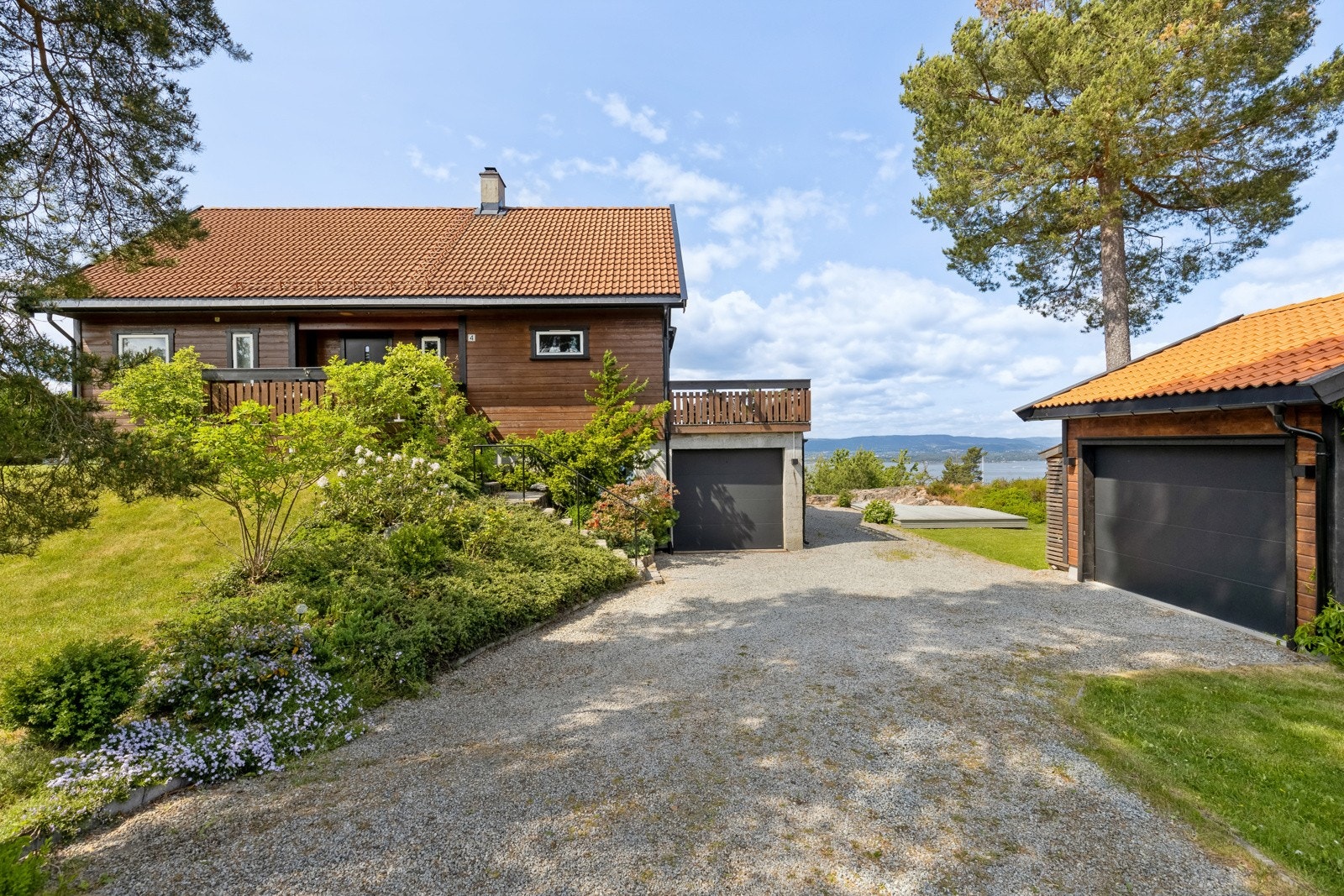 Innebygget garasje og frittstående garasje. Galleribilde