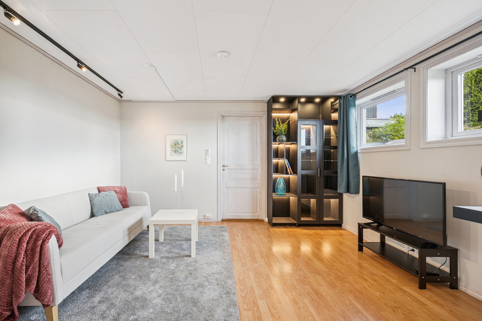 Hybelen er innredet med en romslig og trivelig stue i åpen løsning mot kjøkkenet, noe som gir en god romfølelse og effektiv utnyttelse av arealet. Galleribilde