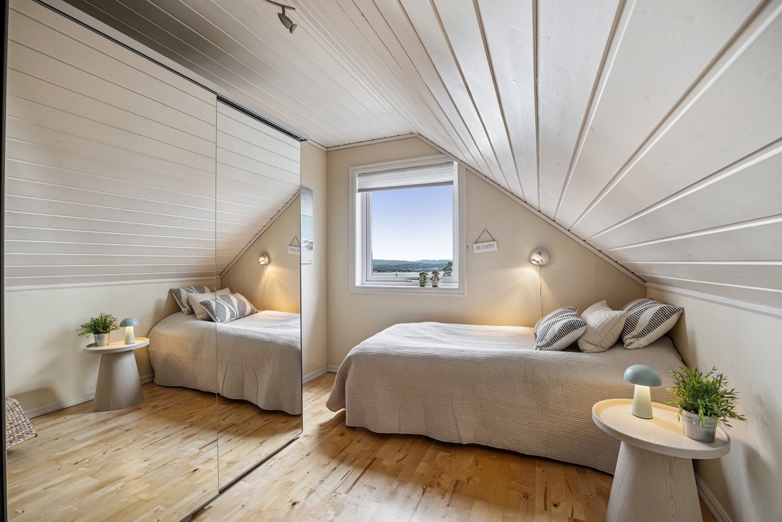 Hvert soverom har god plass til seng, garderobeskap og øvrig møblering Galleribilde