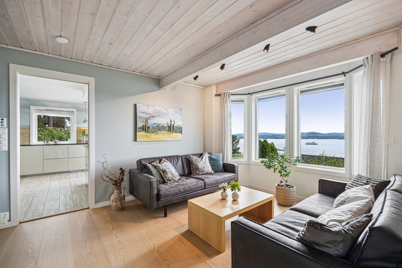 Her er det god plass til å møblere i flere ulike soner - perfekt for både sosiale sammenkomster og avslappende hverdager. Galleribilde