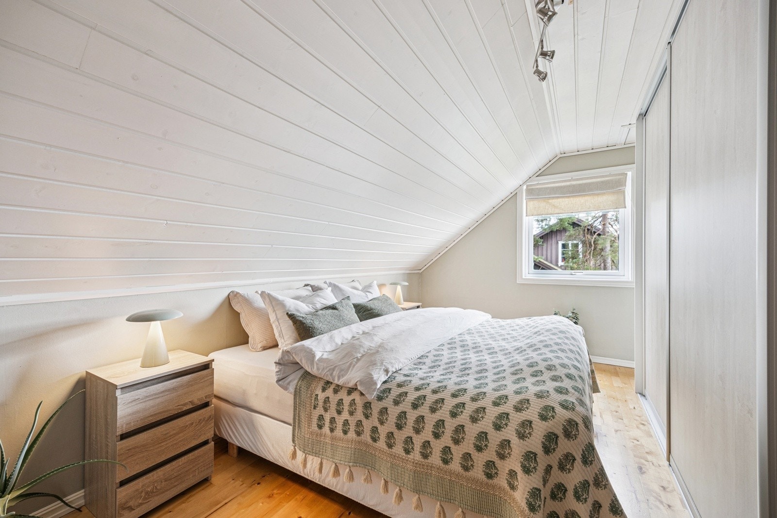 Boligen har tre fine og behagelige soverom, alle med skråtak som gir rommene en koselig og karakteristisk atmosfære. Galleribilde