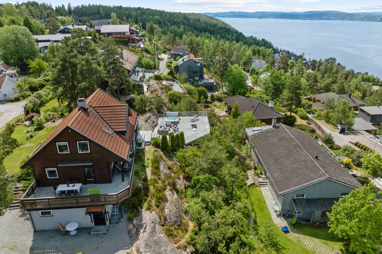 Området preges av et rolig bomiljø med villa- og småhusbebyggelse, og har nærhet til skoler, barnehager, offentlig kommunikasjon og daglige servicetilbud. Galleribilde