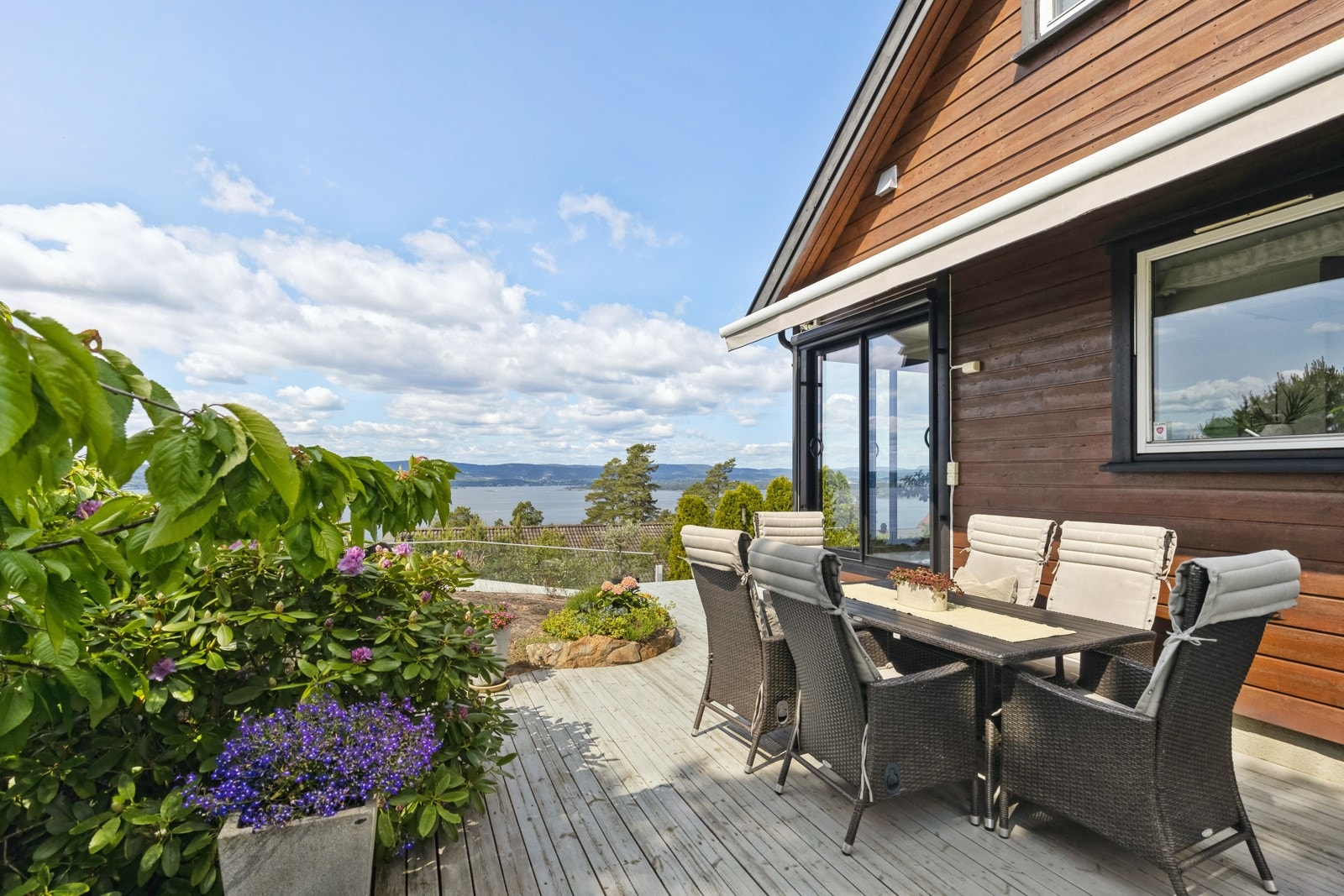 Alt ligger til rette for å invitere til hyggelig selskap og nyte dager og kvelder i vakre omgivelser Galleribilde