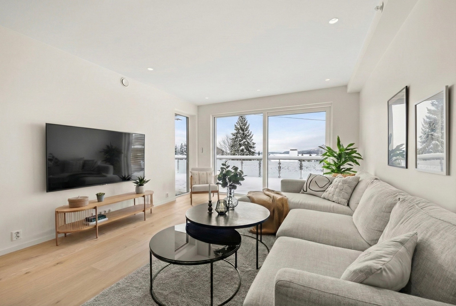 Velkommen til Aslaug Vaas Veg 1 D, presentert av eiendomsmegler Marius Anderssen v/ EIE eiendomsmegling.
Foto: Luxe AS (Anders Kjøndal). Bildet er kunstig redigert med KI og er kun ment som en illustrasjon. Galleribilde