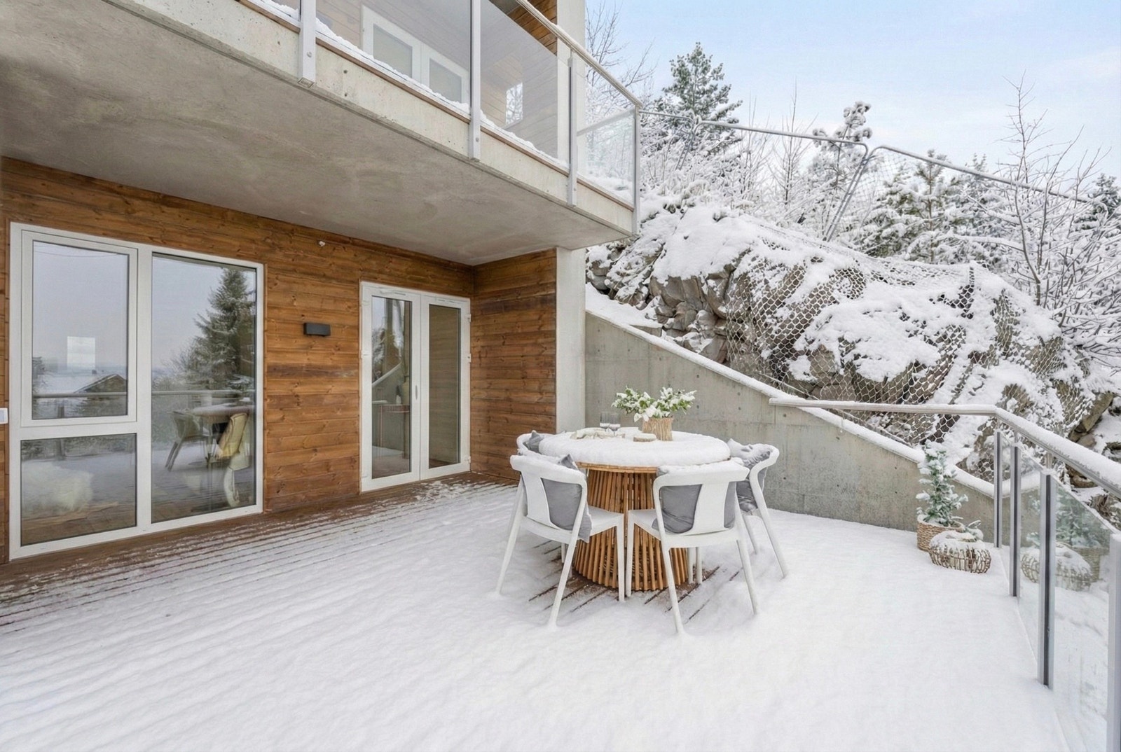 Det er utgang fra både stuen og hovedsoverommet, som forlenger rommene på sommerhalvåret. Bildet er kunstig redigert med KI og er kun ment som en illustrasjon. Galleribilde