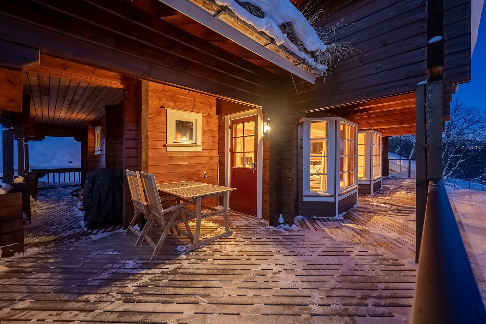 Takoverbygd terrasse mot sørvest med adkomst fra stue Galleribilde