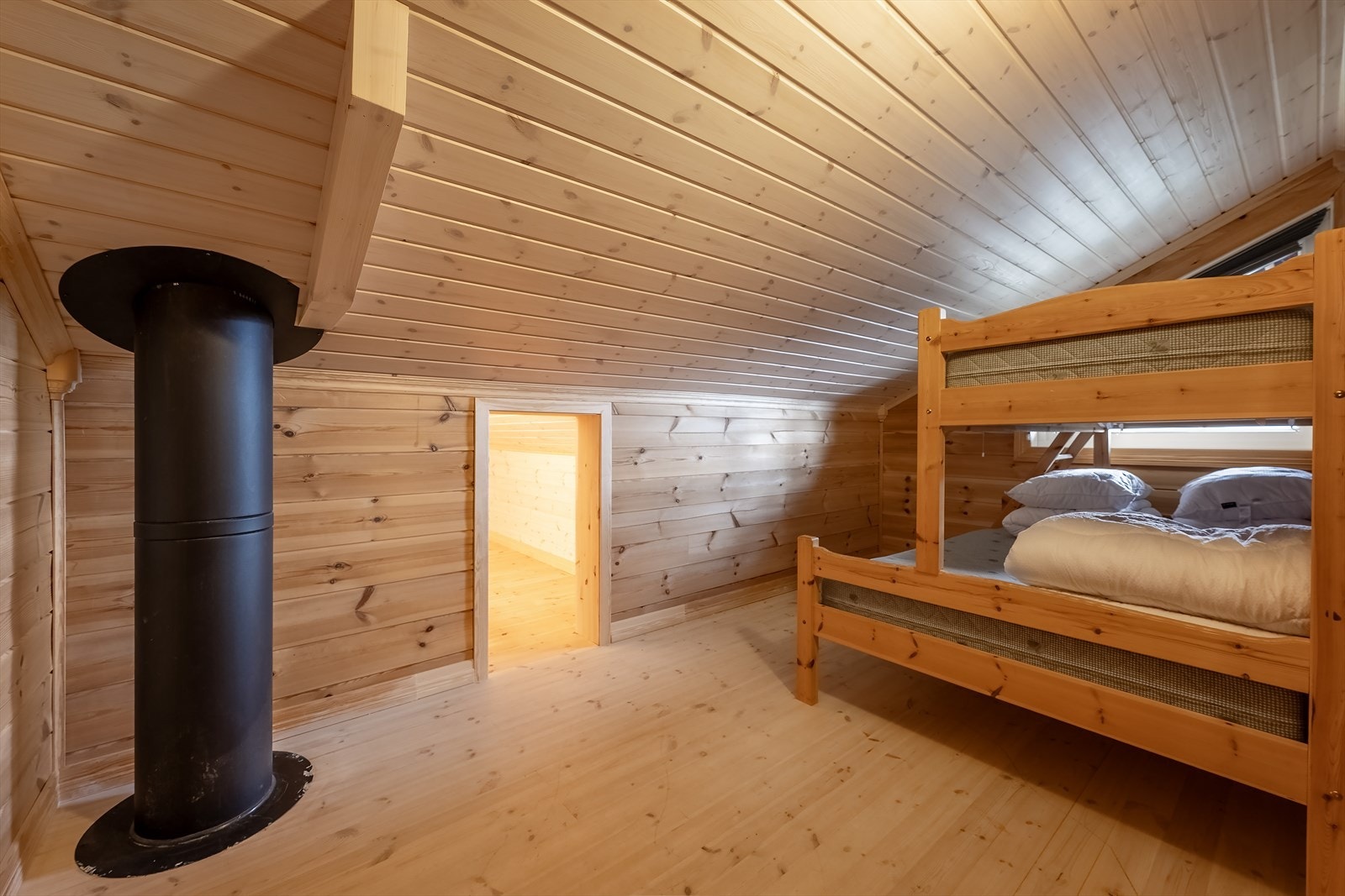 Etasjen har tre soverom og er i dag innredet med åtte sengeplasser Galleribilde