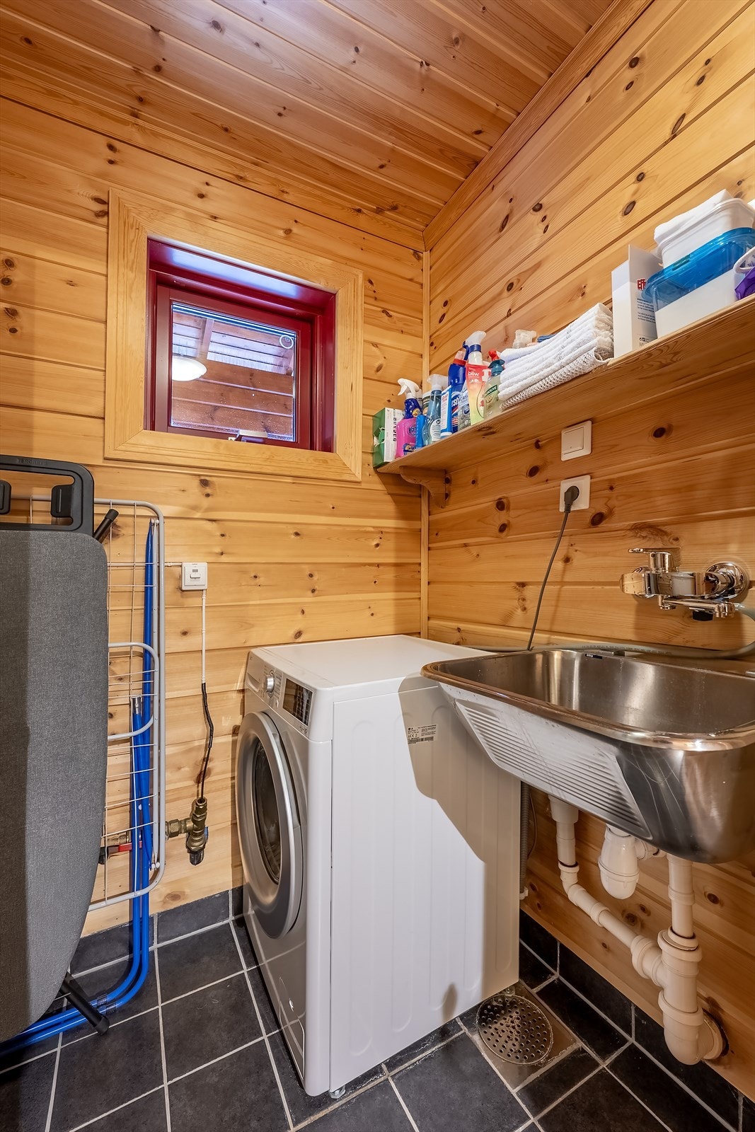 Praktisk vaskerom med skyllekar i tilknytning til badet - Rommet huser også mye av hyttas tekniske utstyr Galleribilde