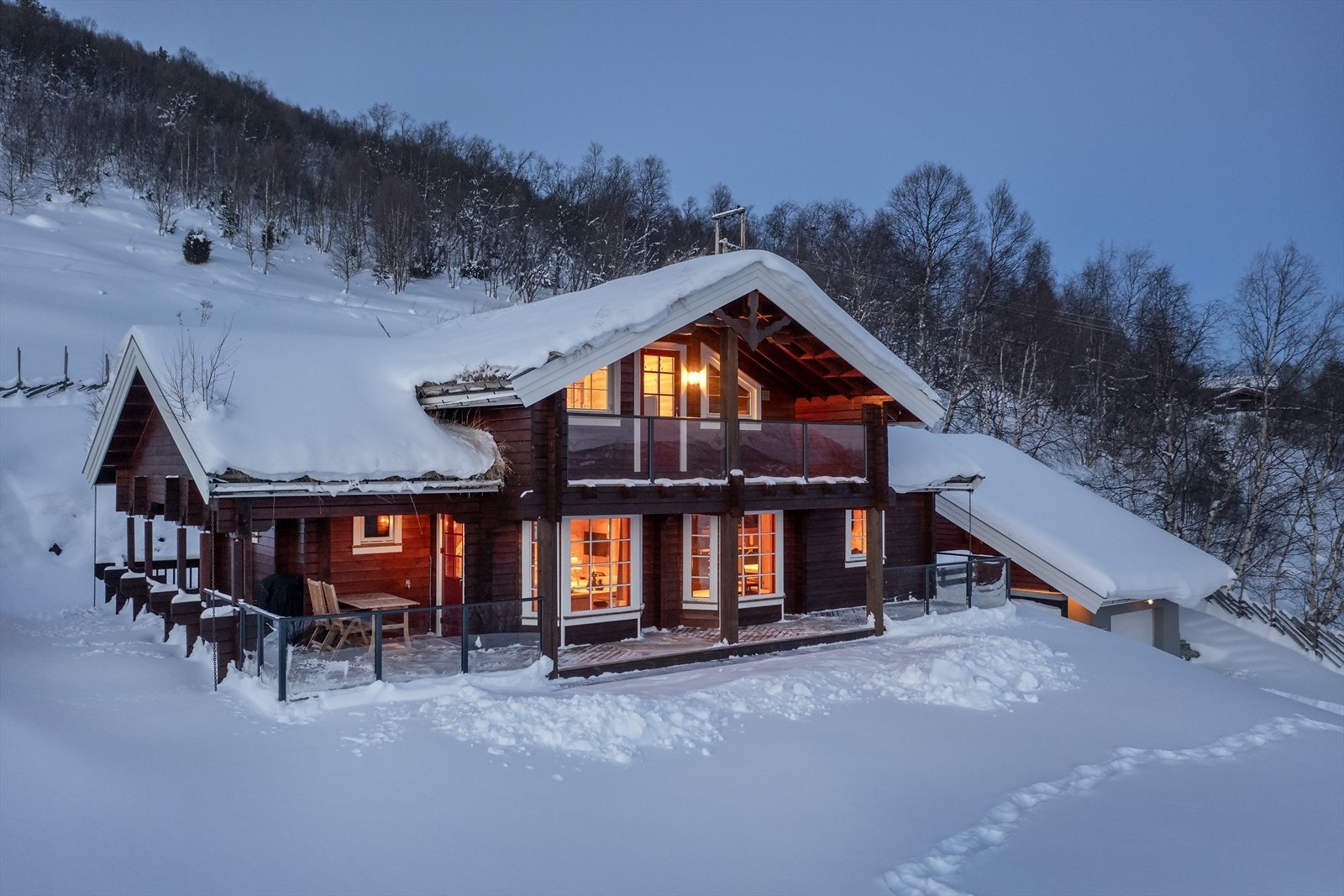 Eiendommen er bebygd med hovedhytte og anneks med garasje i sokkel Galleribilde